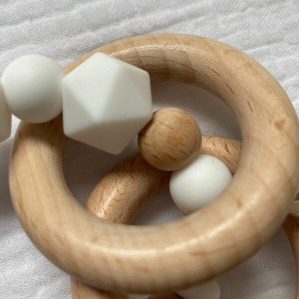Hochet de dentition bois et silicone blanc muguet